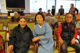左から片桐さん、赤川理事長、横村会長